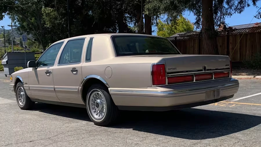 1997 Lincoln Town Car - Image 10 of 31