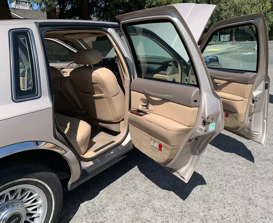 1997 Lincoln Town Car - Image 25 of 31