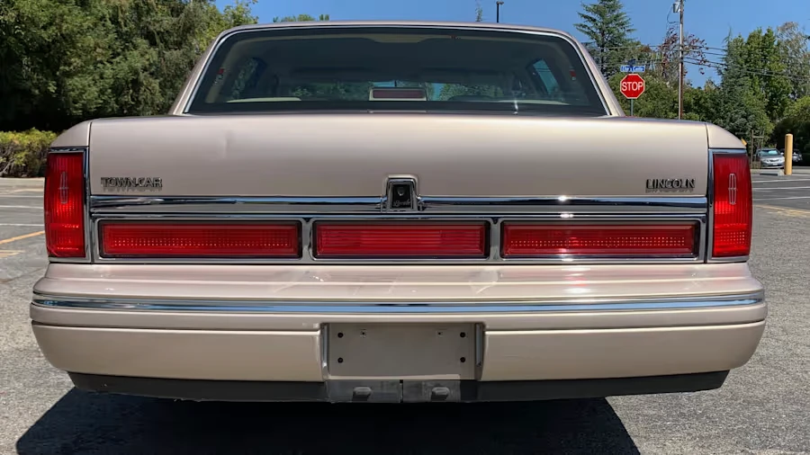1997 Lincoln Town Car - Image 5 of 31
