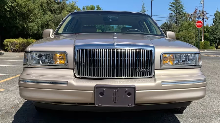 1997 Lincoln Town Car - Image 4 of 31