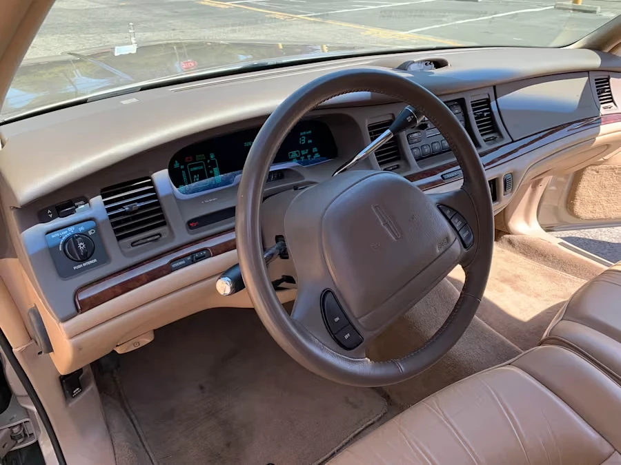 1997 Lincoln Town Car - Image 15 of 31