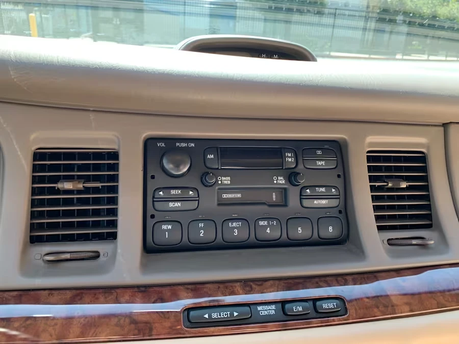 1997 Lincoln Town Car - Image 21 of 31