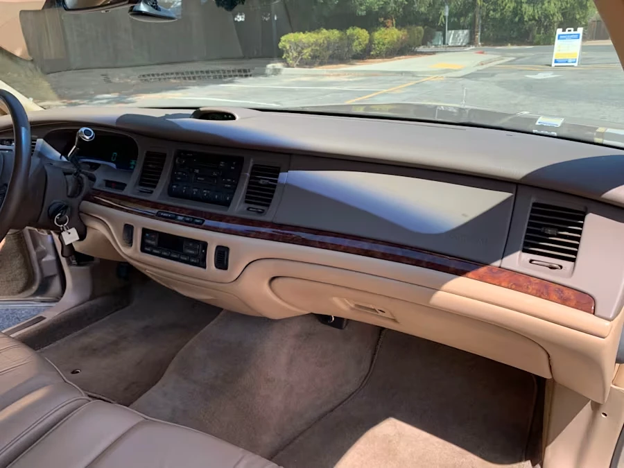 1997 Lincoln Town Car - Image 23 of 31