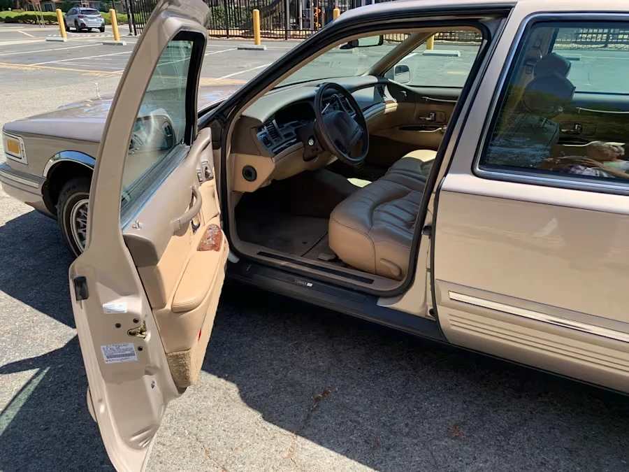 1997 Lincoln Town Car - Image 18 of 31