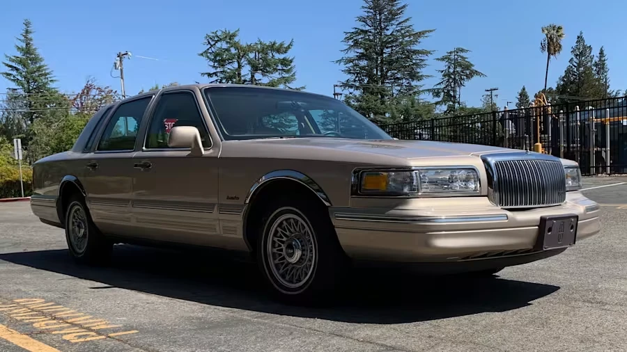 1997 Lincoln Town Car - Image 6 of 31