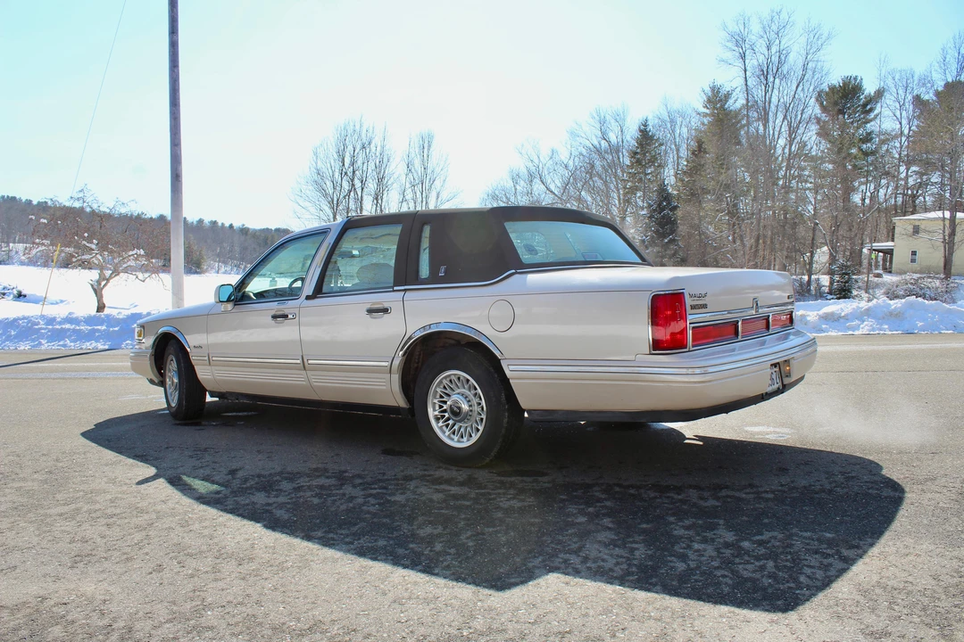 1997 Lincoln Town Car - Image 13 of 31