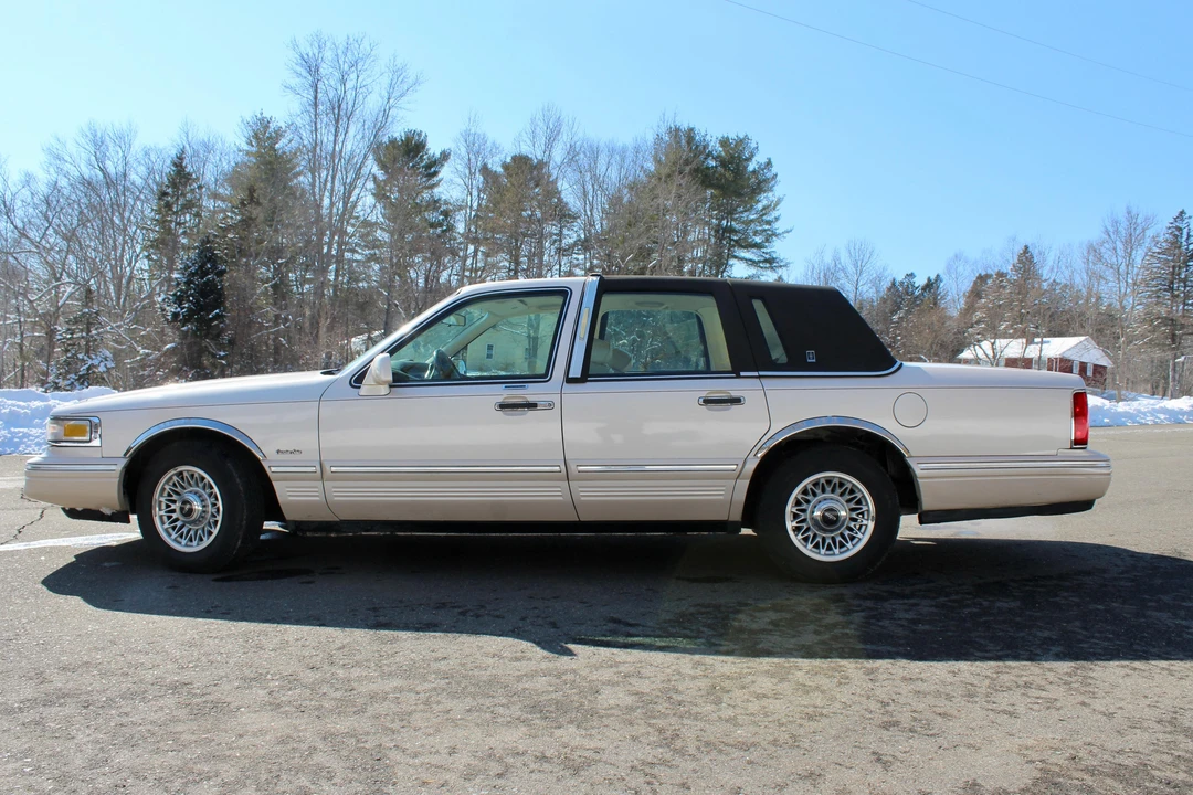 1997 Lincoln Town Car - Image 12 of 31