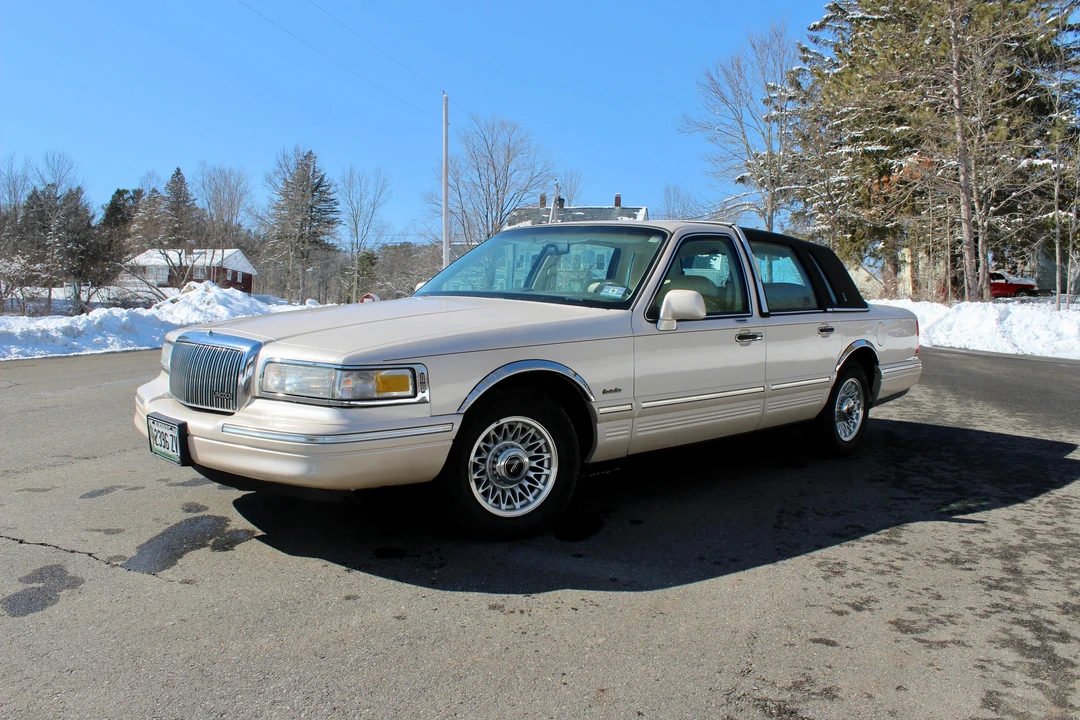 1997 Lincoln Town Car - Image 10 of 31
