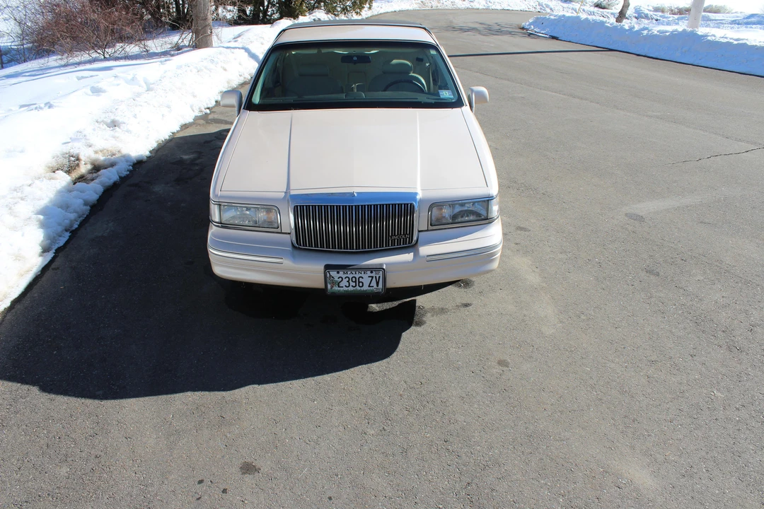 1997 Lincoln Town Car - Image 6 of 31