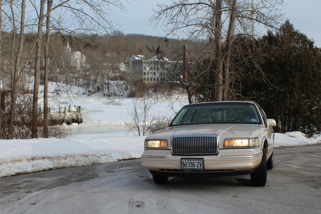 1997 Lincoln Town Car - Image 8 of 31