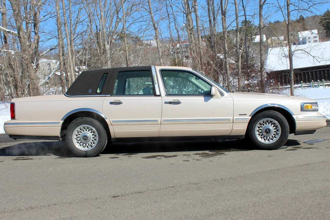1997 Lincoln Town Car - Image 3 of 31