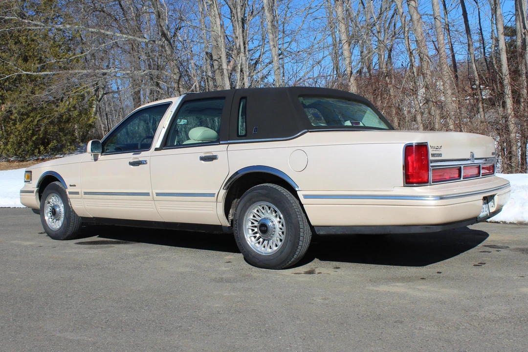 1997 Lincoln Town Car - Image 4 of 31