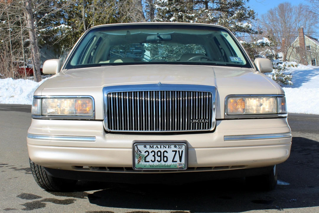 1997 Lincoln Town Car - Image 2 of 31