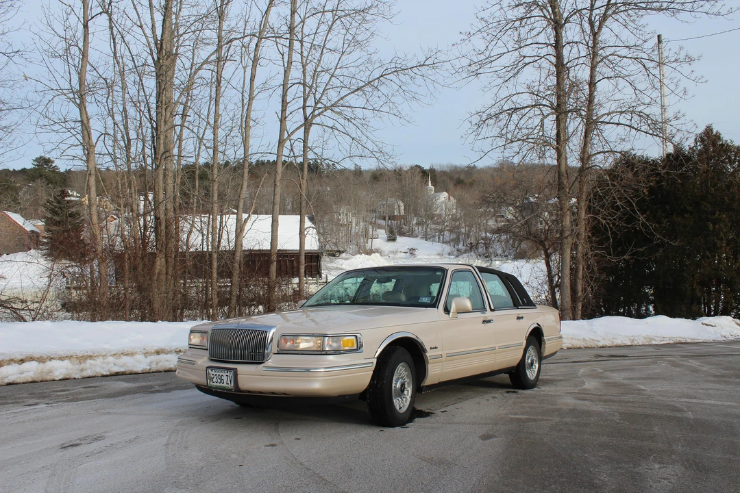 1997 Lincoln Town Car - Image 9 of 31