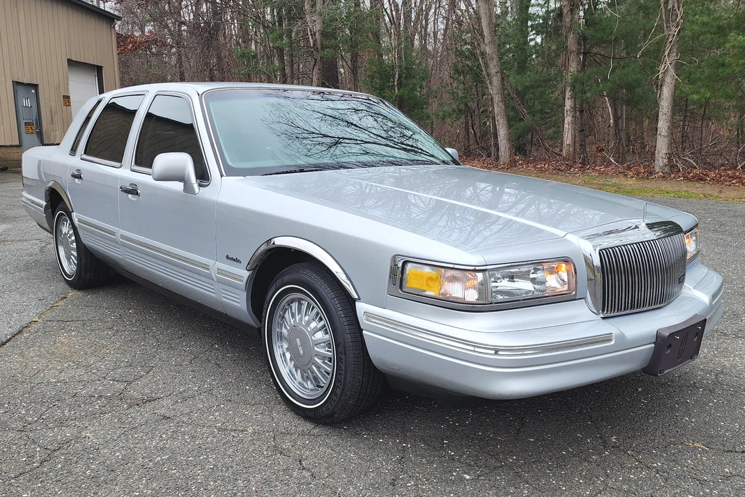 1997 Lincoln Town Car - Image 3 of 31