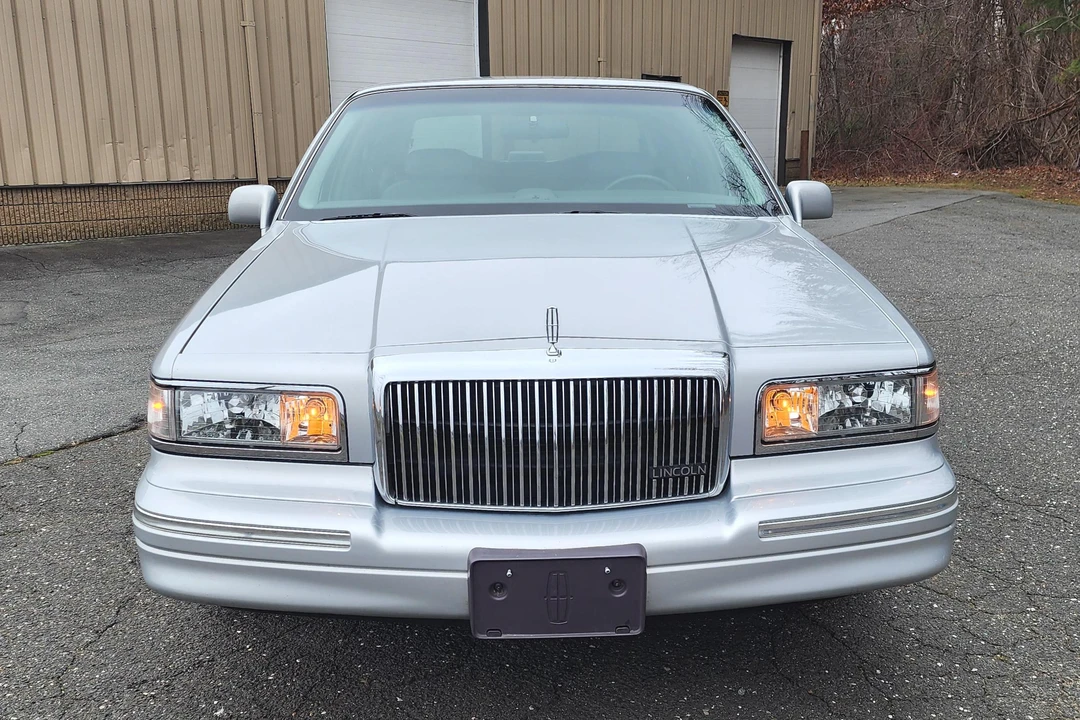 1997 Lincoln Town Car - Image 2 of 31