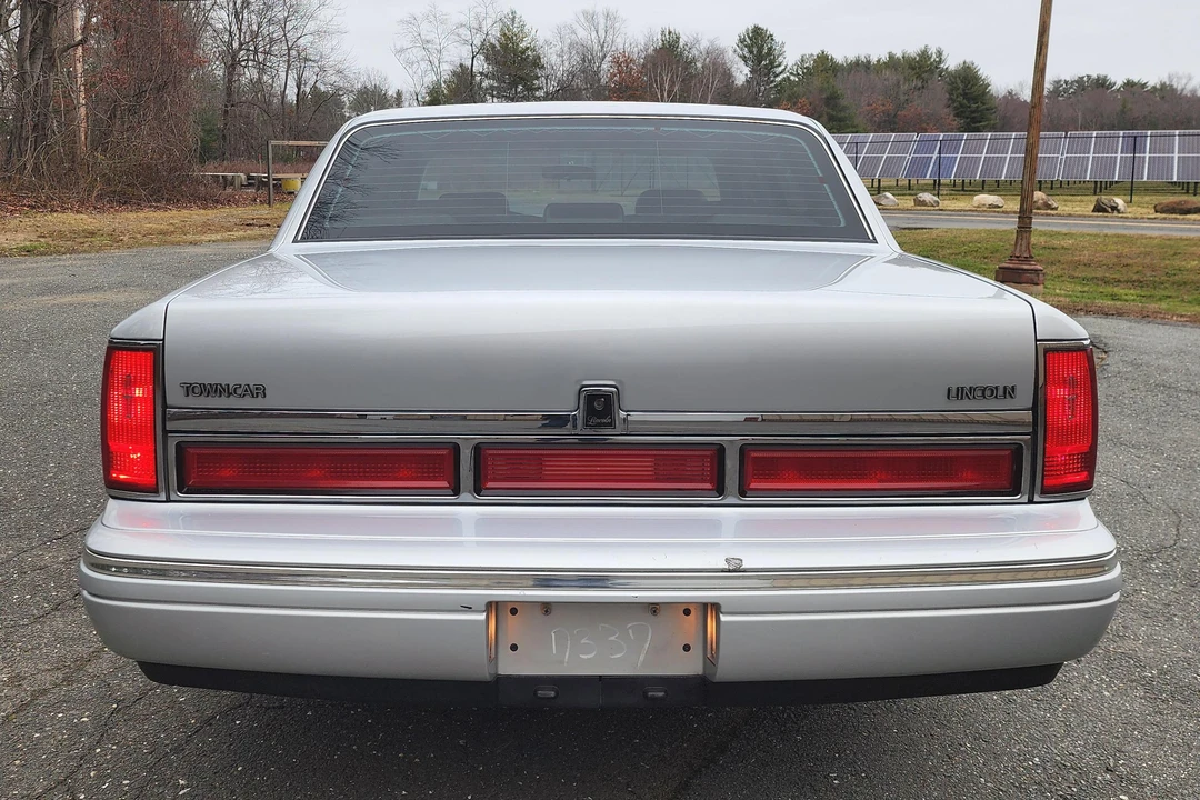 1997 Lincoln Town Car - Image 5 of 31