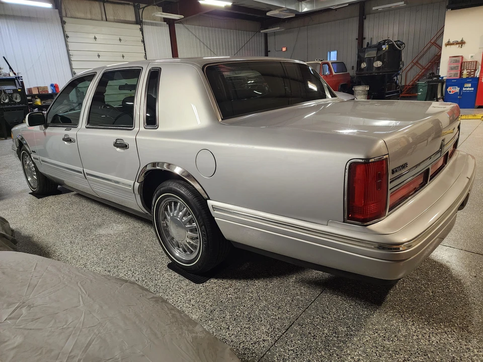 1997 Lincoln Town Car - Image 28 of 31