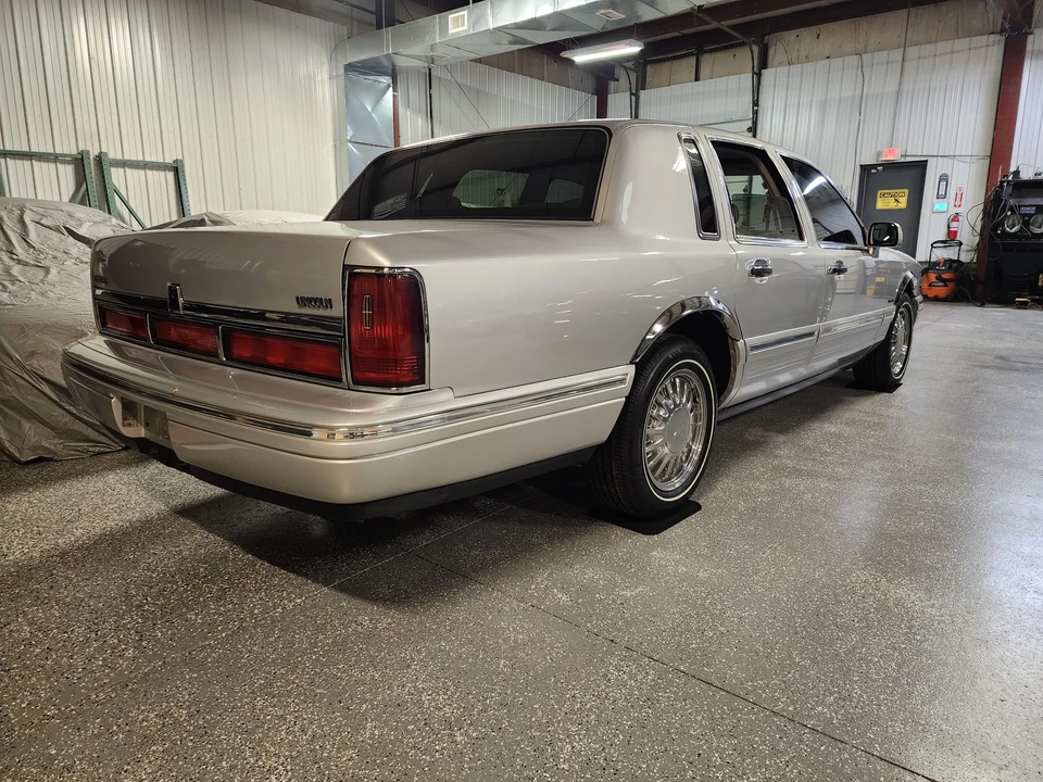 1997 Lincoln Town Car - Image 29 of 31