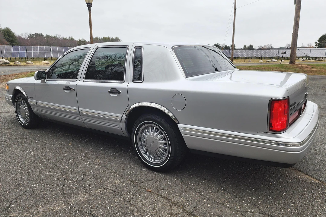 1997 Lincoln Town Car - Image 4 of 31