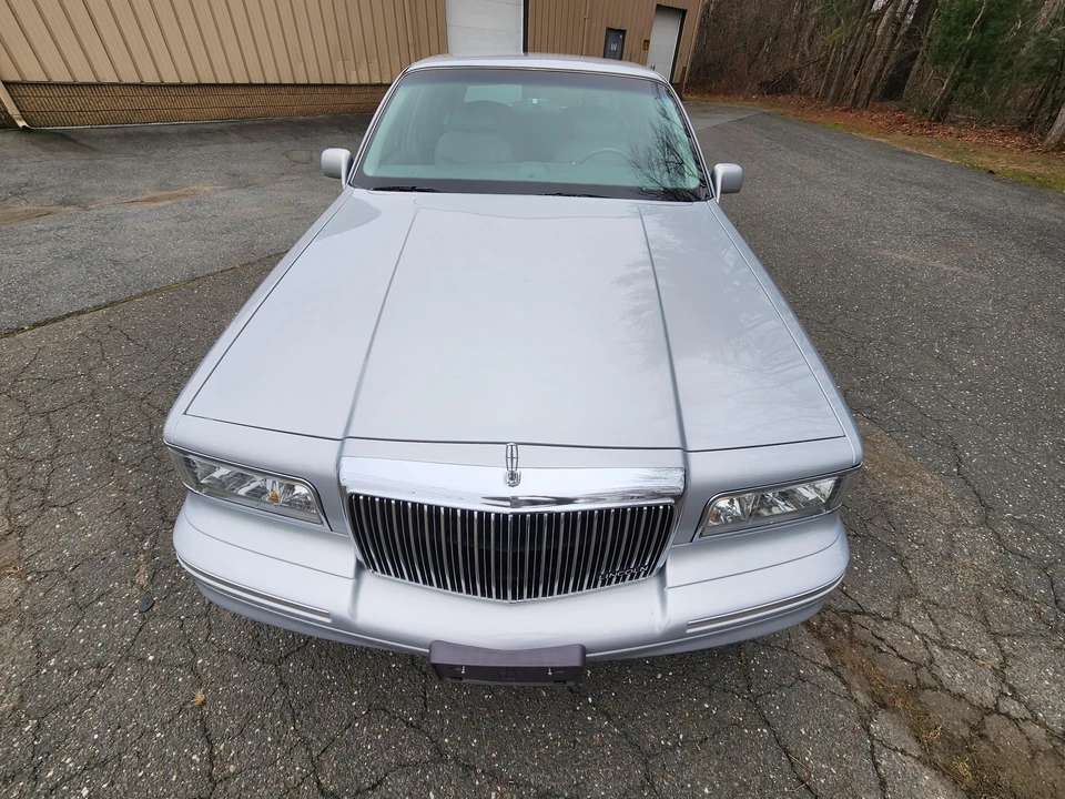 1997 Lincoln Town Car - Image 6 of 31