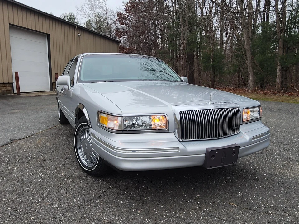 1997 Lincoln Town Car - Image 25 of 31