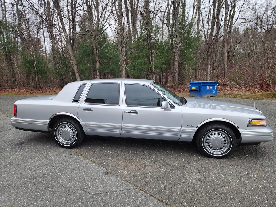 1997 Lincoln Town Car - Image 22 of 31