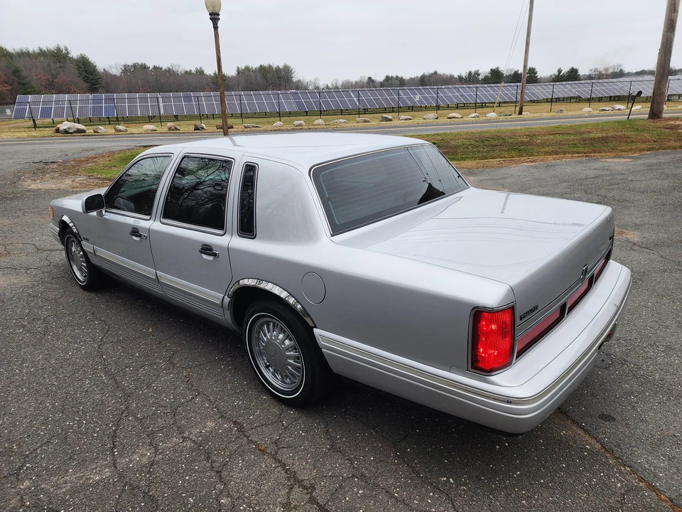 1997 Lincoln Town Car - Image 14 of 31