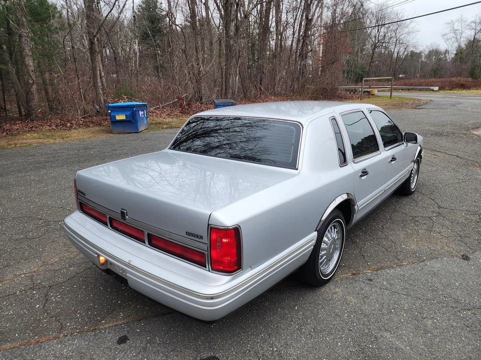 1997 Lincoln Town Car - Image 20 of 31
