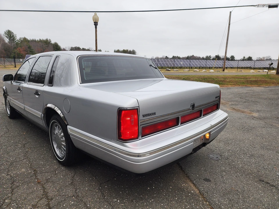 1997 Lincoln Town Car - Image 16 of 31