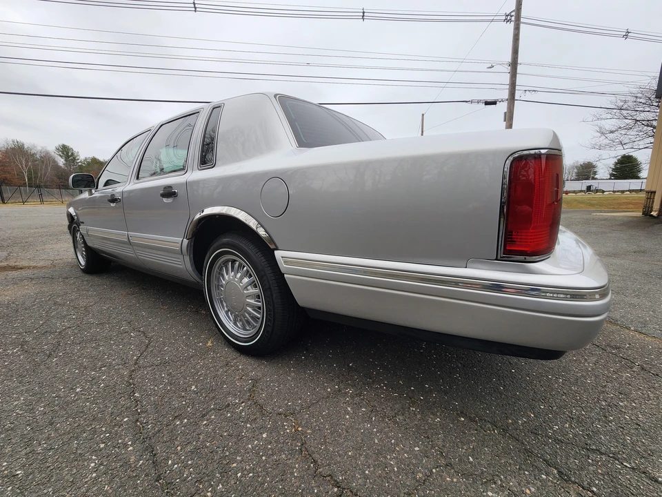 1997 Lincoln Town Car - Image 15 of 31