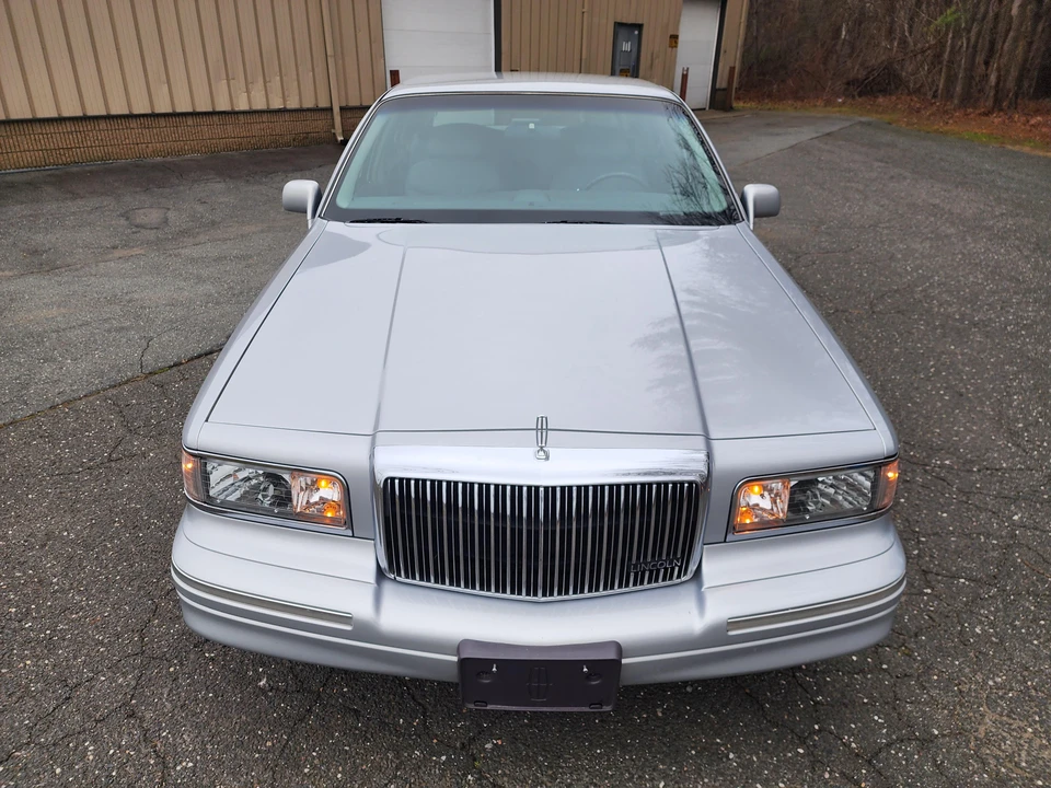 1997 Lincoln Town Car - Image 7 of 31