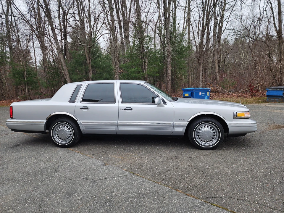 1997 Lincoln Town Car - Image 21 of 31