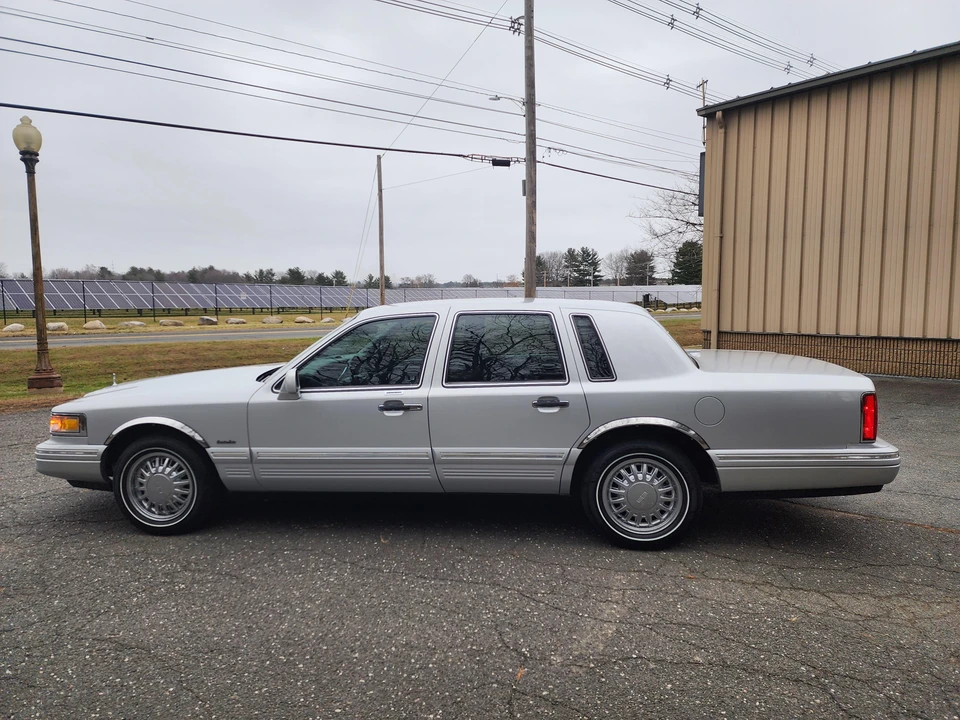 1997 Lincoln Town Car - Image 12 of 31