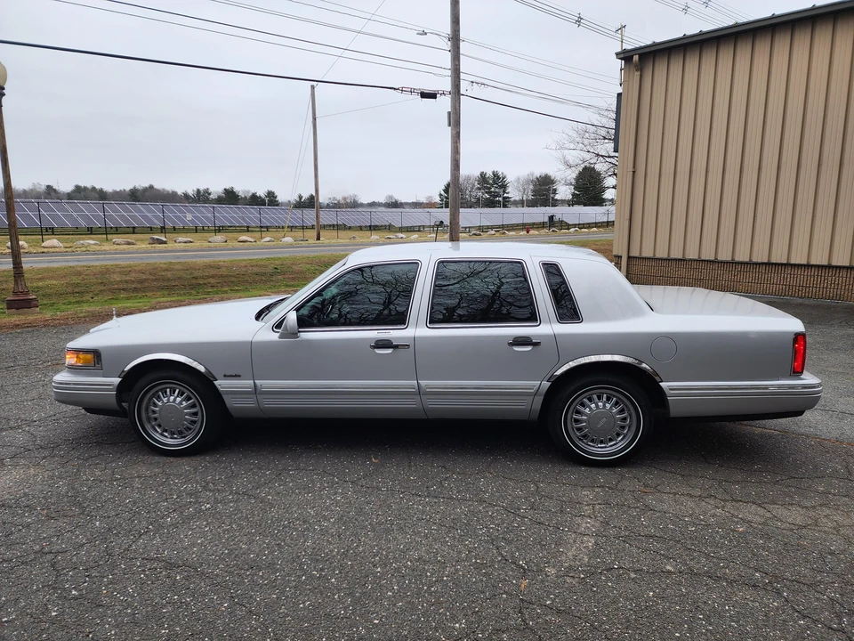 1997 Lincoln Town Car - Image 11 of 31