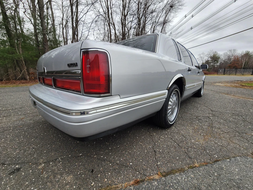 1997 Lincoln Town Car - Image 19 of 31