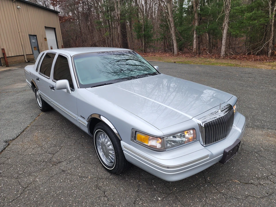 1997 Lincoln Town Car - Image 24 of 31