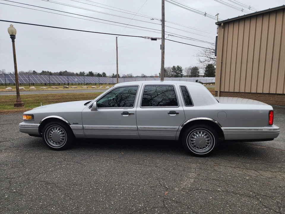 1997 Lincoln Town Car - Image 13 of 31