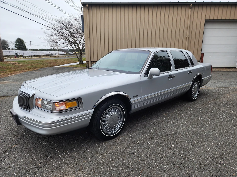 1997 Lincoln Town Car - Image 10 of 31