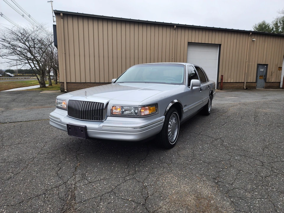 1997 Lincoln Town Car - Image 9 of 31