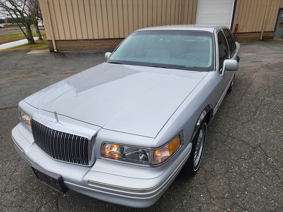 1997 Lincoln Town Car - Image 8 of 31