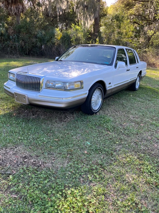 1997 Lincoln Town Car - Image 2 of 20