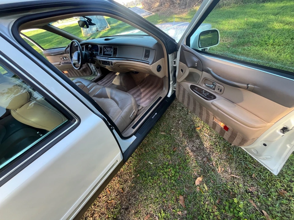 1997 Lincoln Town Car - Image 17 of 20
