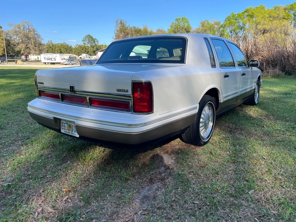 1997 Lincoln Town Car - Image 5 of 20