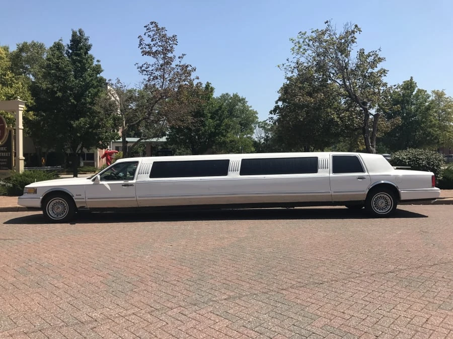 1997 Lincoln Town Car - Image 2 of 9