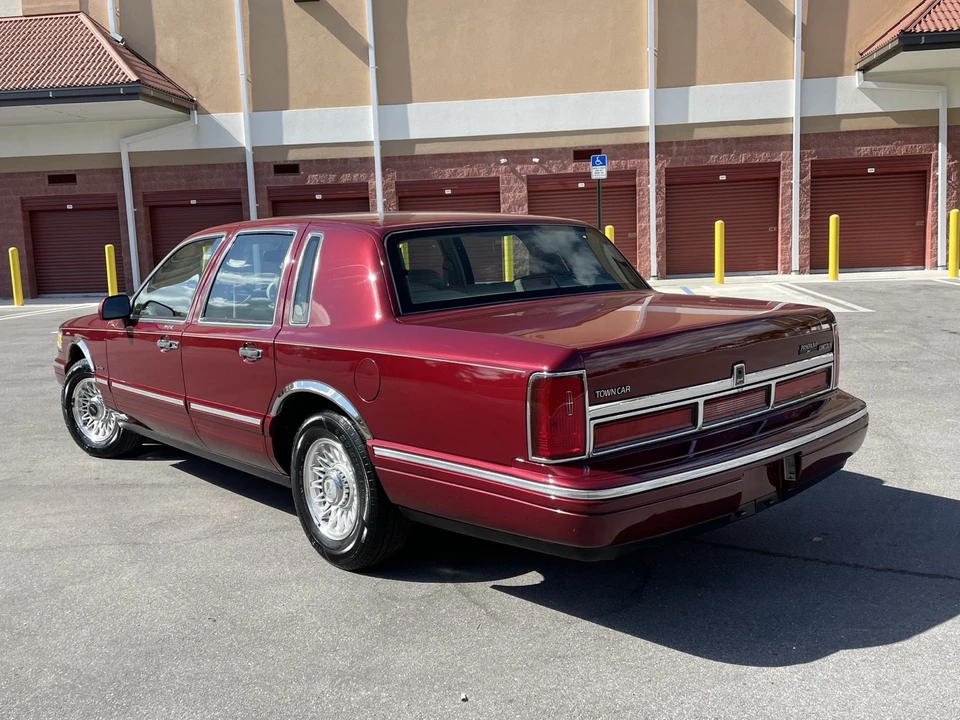 1997 Lincoln Town Car - Image 4 of 21