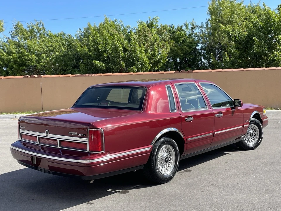 1997 Lincoln Town Car - Image 3 of 21