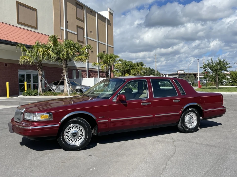 1997 Lincoln Town Car - Image 8 of 21