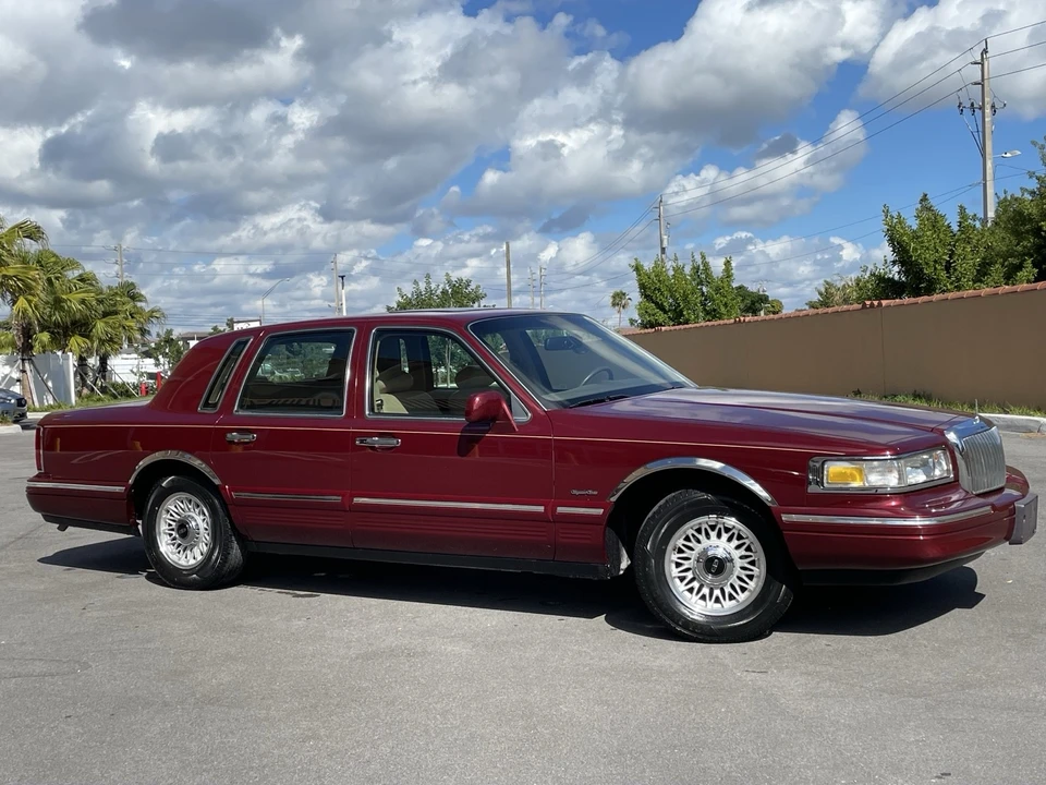 1997 Lincoln Town Car - Image 9 of 21