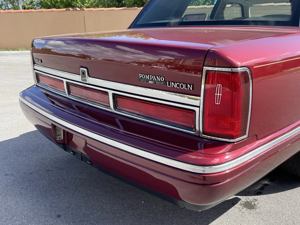 1997 Lincoln Town Car - Image 19 of 21